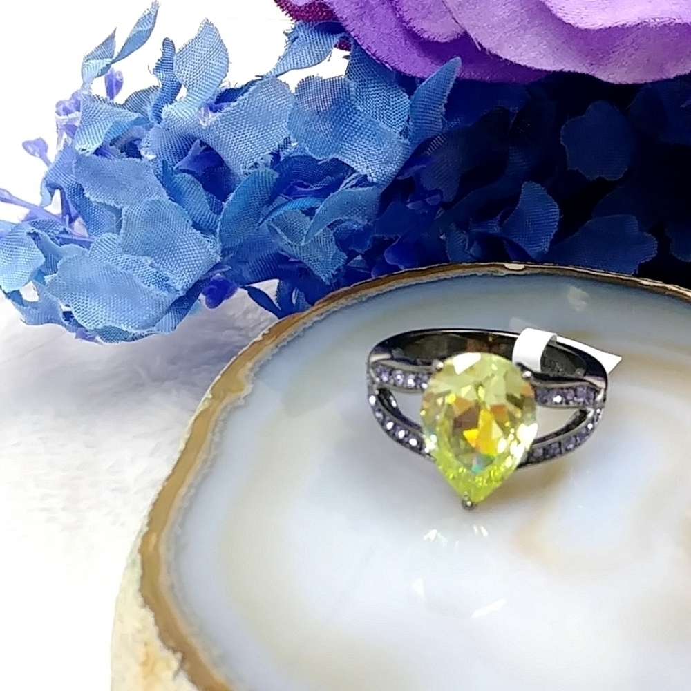 Gothic Cocktail Ring Nickel Free Teardrop Peridot Color Bold Rhinestone Shiny - Picture 11 of 15